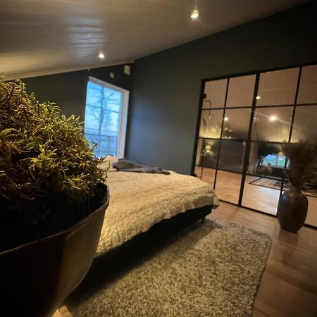 Mysig Laegenhet Med Oeppen Planloesning Pa Haestgard. Villa Ljung Buitenkant foto