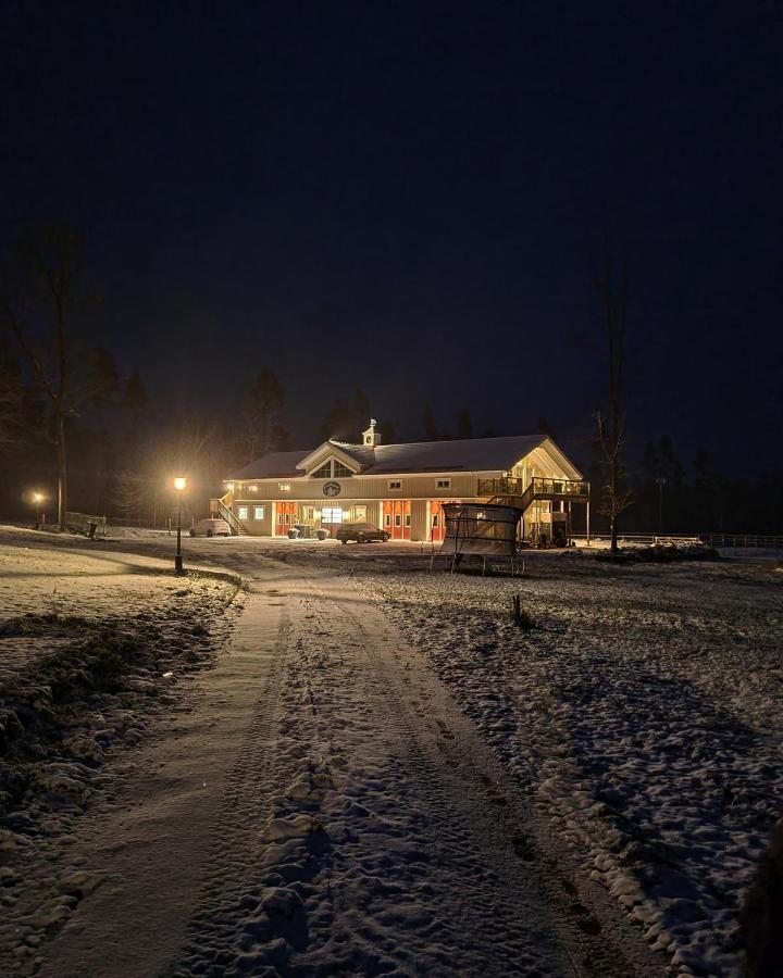 Mysig Laegenhet Med Oeppen Planloesning Pa Haestgard. Villa Ljung Buitenkant foto