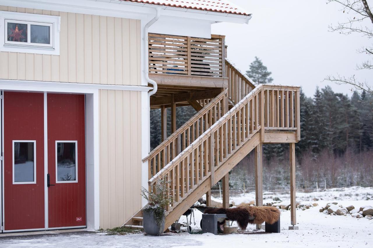 Mysig Laegenhet Med Oeppen Planloesning Pa Haestgard. Villa Ljung Buitenkant foto